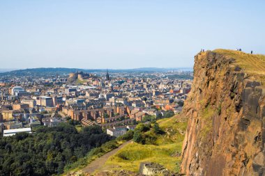 İskoçya, Edinburgh, İngiltere - 26 Ağustos 2022: Holyrood parkı ve tarihi Arthur 's Seat ile doğa koruma alanı. Antik volkan ve Edinburgh doğa parkı 