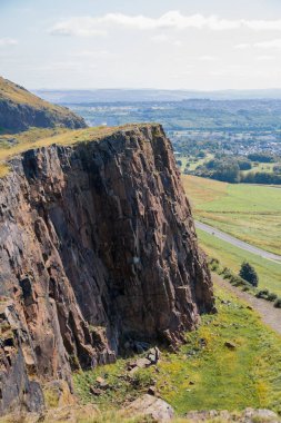 İskoçya, Edinburgh, İngiltere - 26 Ağustos 2022: Holyrood parkı ve tarihi Arthur 's Seat ile doğa koruma alanı. Antik volkan ve Edinburgh doğa parkı 