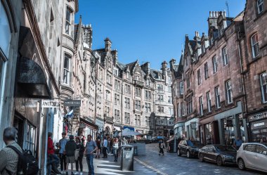 Edinburg, İngiltere - 23 Ağustos 2022: Cockburn Caddesi 'nde bir sürü kafe ve restoran ve yürüyen insanlar