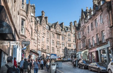 Edinburg, İngiltere - 23 Ağustos 2022: Cockburn Caddesi 'nde bir sürü kafe ve restoran ve yürüyen insanlar