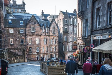 Edinburg, İngiltere - 23 Ağustos 2022: Cockburn Caddesi 'nde bir sürü kafe ve restoran ve yürüyen insanlar