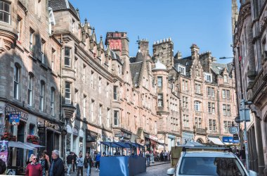 Edinburg, İngiltere - 23 Ağustos 2022: Cockburn Caddesi 'nde bir sürü kafe ve restoran ve yürüyen insanlar