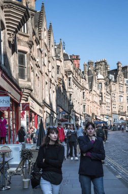 Edinburg, İngiltere - 23 Ağustos 2022: Cockburn Caddesi 'nde bir sürü kafe ve restoran ve yürüyen insanlar