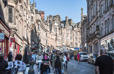 Edinburg, İngiltere - 23 Ağustos 2022: Cockburn Caddesi 'nde bir sürü kafe ve restoran ve yürüyen insanlar