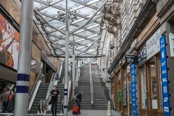 Szkocja Sierpnia 2023 Główny Dworzec Kolejowy Luksemburgu Wnętrze Stacji Ruchomymi — Zdjęcie stockowe