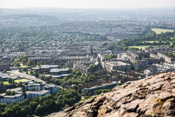 İskoçya, Edinburgh, İngiltere - 26 Ağustos 2022: Holyrood parkı ve tarihi Arthur 's Seat ile doğa koruma alanı. Antik volkan ve Edinburgh doğa parkı 