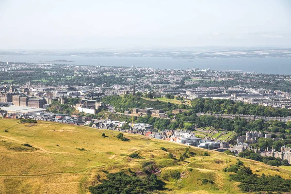 İskoçya, Edinburgh, İngiltere - 26 Ağustos 2022: Holyrood parkı ve tarihi Arthur 's Seat ile doğa koruma alanı. Antik volkan ve Edinburgh doğa parkı 