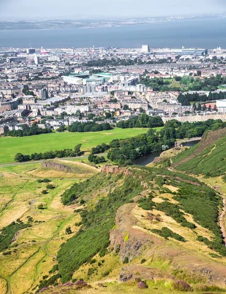 İskoçya, Edinburgh, İngiltere - 26 Ağustos 2022: Holyrood parkı ve tarihi Arthur 's Seat ile doğa koruma alanı. Antik volkan ve Edinburgh doğa parkı 