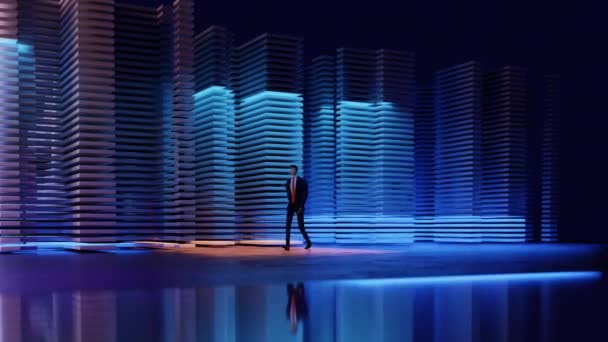 成功したビジネスマンは ネオンライトの背景を持つサーバールームを歩きます 4Kレンダリングアニメーション — ストック動画