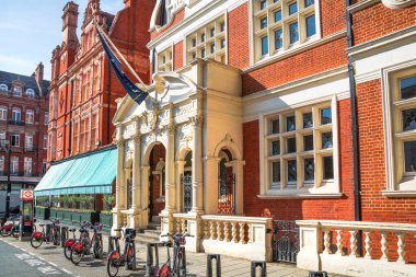 Londra, İngiltere - 9 Eylül 2023: Güzel periyodik binalarla Mayfair 'de sokak manzarası. Mayfair lüks bir yaşam tarzıyla yaşamak için en zengin yerlerden biri.