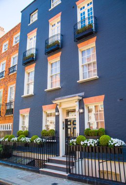 Londra, İngiltere - 9 Eylül 2023: Mayfair 'deki en zengin yaşam tarzlarından biri olan periyodik binanın güzel giriş kapısı