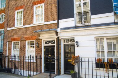 Londra, İngiltere - 9 Eylül 2023: Güzel periyodik binalarla Mayfair 'de sokak manzarası. Mayfair lüks bir yaşam tarzıyla yaşamak için en zengin yerlerden biri.