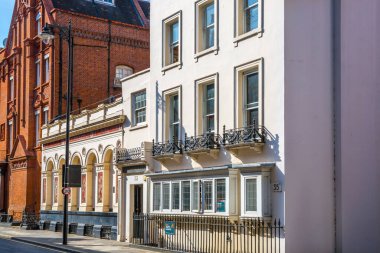 Londra, İngiltere - 9 Eylül 2023: Güzel periyodik binalarla Mayfair 'de sokak manzarası. Mayfair lüks bir yaşam tarzıyla yaşamak için en zengin yerlerden biri.