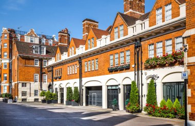 Londra, İngiltere - 9 Eylül 2023: Mayfair 'de güzel bir bahçe, Hyde Park' a çıkan cadde