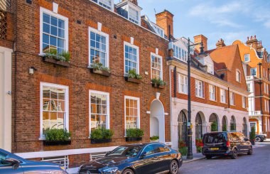 Londra, İngiltere - 9 Eylül 2023: Mayfair 'de güzel bir bahçe, Hyde Park' a çıkan cadde