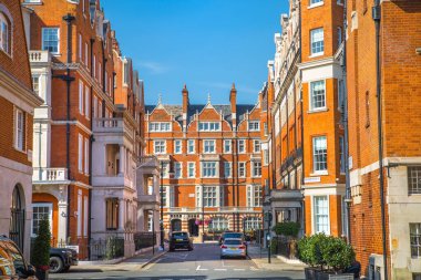 Londra, İngiltere - 9 Eylül 2023: Mayfair 'de güzel bir bahçe, Hyde Park' a çıkan cadde