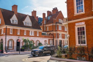 Londra, İngiltere - 9 Eylül 2023: Mayfair 'de güzel bir bahçe, Hyde Park' a çıkan cadde