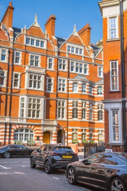 Londra, İngiltere - 9 Eylül 2023: Mayfair 'de güzel bir bahçe, Hyde Park' a çıkan cadde