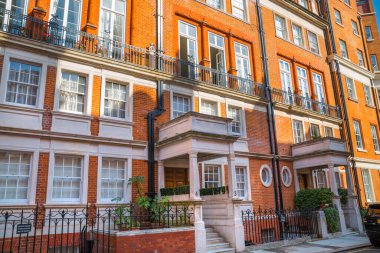 Londra, İngiltere - 9 Eylül 2023: Mayfair 'de güzel bir bahçe, Hyde Park' a çıkan cadde