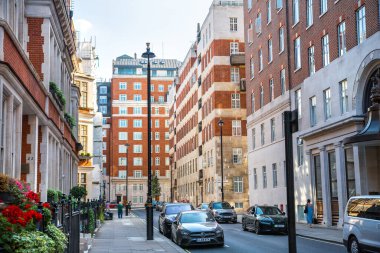 Londra, İngiltere - 9 Eylül 2023: Mayfair 'de güzel bir bahçe, Hyde Park' a çıkan cadde