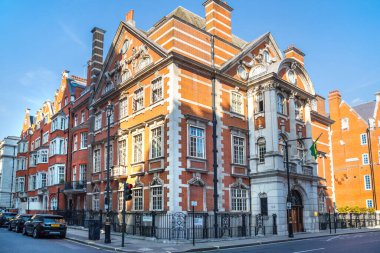Londra, İngiltere - 9 Eylül 2023: Güzel periyodik binalarla Mayfair 'de sokak manzarası. Mayfair lüks bir yaşam tarzıyla yaşamak için en zengin yerlerden biri.