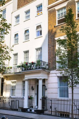 Londra, İngiltere - 9 Eylül 2023: Güzel periyodik binalarla Mayfair 'de sokak manzarası. Mayfair lüks bir yaşam tarzıyla yaşamak için en zengin yerlerden biri.