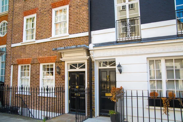 Londra, İngiltere - 9 Eylül 2023: Güzel periyodik binalarla Mayfair 'de sokak manzarası. Mayfair lüks bir yaşam tarzıyla yaşamak için en zengin yerlerden biri.