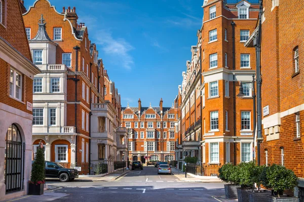 stock image London, UK - 9 September, 2023: Beautiful yard in Mayfair evening,  street leading to the Hyde Park