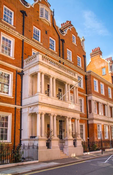 Londra, İngiltere - 9 Eylül 2023: Güzel periyodik binalarla Mayfair 'de sokak manzarası. Mayfair lüks bir yaşam tarzıyla yaşamak için en zengin yerlerden biri.