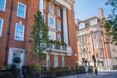 Londra, İngiltere - 9 Eylül 2023: Mayfair 'deki en zengin yaşam tarzlarından biri olan periyodik binanın güzel giriş kapısı