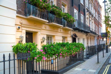 Londra, İngiltere - 9 Eylül 2023: Mayfair 'deki en zengin yaşam tarzlarından biri olan periyodik binanın güzel giriş kapısı