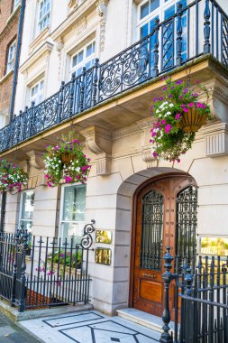 Londra, İngiltere - 9 Eylül 2023: Mayfair 'deki en zengin yaşam tarzlarından biri olan periyodik binanın güzel giriş kapısı
