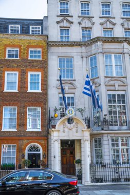 Londra, İngiltere - 9 Eylül 2023: Mayfair 'deki en zengin yaşam tarzlarından biri olan periyodik binanın güzel giriş kapısı