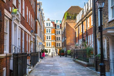 Londra, İngiltere - 9 Eylül 2023: Mayfair 'de güzel bir bahçe, Hyde Park' a çıkan cadde