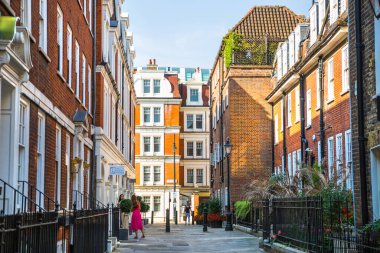 Londra, İngiltere - 9 Eylül 2023: Mayfair 'de güzel bir bahçe, Hyde Park' a çıkan cadde