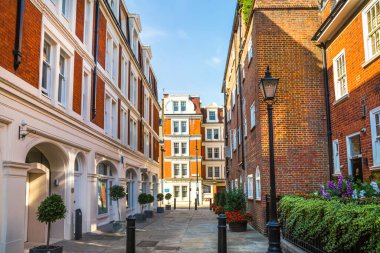 Londra, İngiltere - 9 Eylül 2023: Mayfair 'de güzel bir bahçe, Hyde Park' a çıkan cadde