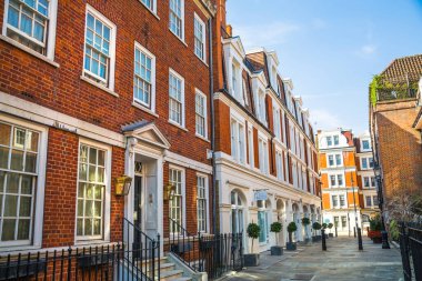 Londra, İngiltere - 9 Eylül 2023: Mayfair 'de güzel bir bahçe, Hyde Park' a çıkan cadde