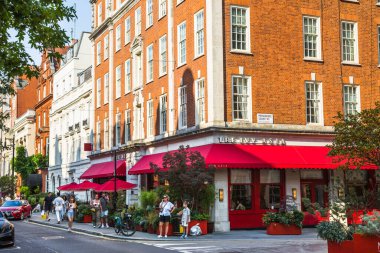 Londra, İngiltere - 9 Eylül 2023: Mayfair sokak kafesi ve dışarıda yemek yiyen insanlar. Mayfair, lüks bir yaşam tarzıyla yaşamak için en zengin yerlerden biri.