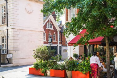 Londra, İngiltere - 9 Eylül 2023: Mayfair sokak kafesi ve dışarıda yemek yiyen insanlar. Mayfair, lüks bir yaşam tarzıyla yaşamak için en zengin yerlerden biri.