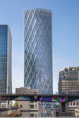 Londra, İngiltere - 9 Eylül 2023: Canary Wharf iş bölgesi gökdelenleri, DLR köprüsü manzarası ve geçen tren
