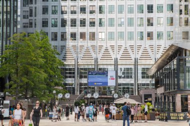 Londra, İngiltere - 9 Eylül 2023: Canary Wharf iş bölgesi gökdelenleri ile, yürüyen insanlarla ana meydanı