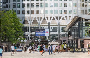 Londra, İngiltere - 9 Eylül 2023: Canary Wharf iş bölgesi gökdelenleri ile, yürüyen insanlarla ana meydanı