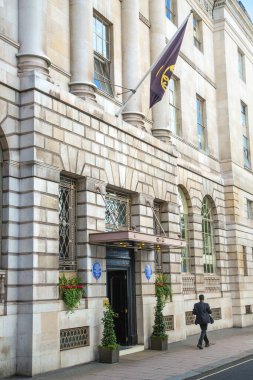 Londra, İngiltere - 9 Eylül 2023: Mayfair 'deki en zengin yaşam tarzlarından biri olan periyodik binanın güzel giriş kapısı