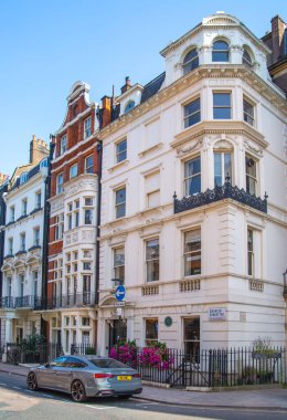Londra, İngiltere - 9 Eylül 2023: Düzenli binalarla güzel Mayfair caddesi, Hyde Park 'a çıkıyor, lüks bir yaşam tarzıyla yaşamak için en zengin yerlerden biri.