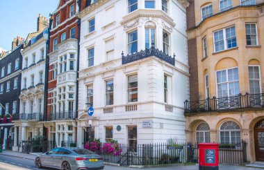Londra, İngiltere - 9 Eylül 2023: Düzenli binalarla güzel Mayfair caddesi, Hyde Park 'a çıkıyor, lüks bir yaşam tarzıyla yaşamak için en zengin yerlerden biri.