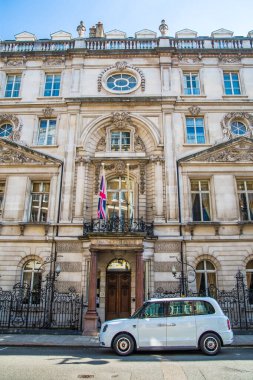 Londra, İngiltere - 9 Eylül 2023: Düzenli binalarla güzel Mayfair caddesi, Hyde Park 'a çıkıyor, lüks bir yaşam tarzıyla yaşamak için en zengin yerlerden biri.