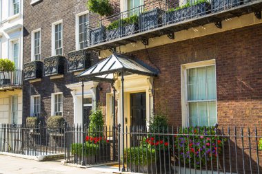 Londra, İngiltere - 9 Eylül 2023: Mayfair 'deki en zengin yaşam tarzlarından biri olan periyodik binanın güzel giriş kapısı