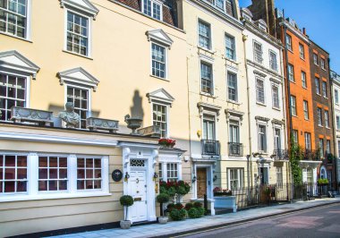 Londra, İngiltere - 9 Eylül 2023: Düzenli binalarla güzel Mayfair caddesi, Hyde Park 'a çıkıyor, lüks bir yaşam tarzıyla yaşamak için en zengin yerlerden biri.