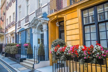 Londra, İngiltere - 9 Eylül 2023: Mayfair 'deki en zengin yaşam tarzlarından biri olan periyodik binanın güzel giriş kapısı