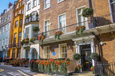 Londra, İngiltere - 9 Eylül 2023: Mayfair 'deki en zengin yaşam tarzlarından biri olan periyodik binanın güzel giriş kapısı